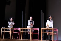 左から野崎結愛、佐藤愛桜、八木美樹。