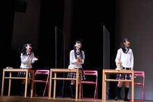 左から野崎結愛、佐藤愛桜、八木美樹。