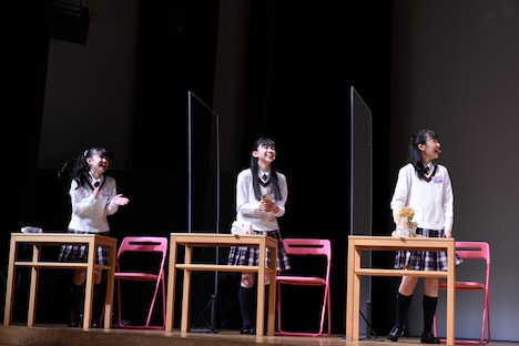 左から野崎結愛、佐藤愛桜、八木美樹。