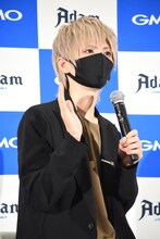 囲み取材に応じるまふまふ。