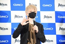 囲み取材に応じるまふまふ。