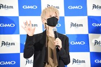 囲み取材に応じるまふまふ。