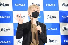 囲み取材に応じるまふまふ。