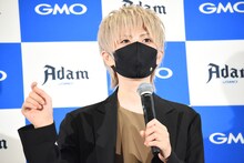 囲み取材に応じるまふまふ。