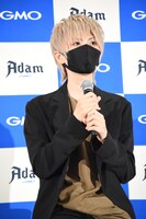 囲み取材に応じるまふまふ。