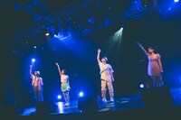 「恋音と雨空」のパフォーマンスの様子。（撮影：鈴木友莉）