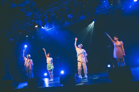 「恋音と雨空」のパフォーマンスの様子。（撮影：鈴木友莉）