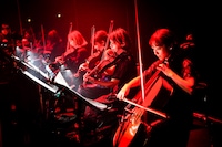 手前から松尾佳奈（Cello）、須原杏（Viola）、雨宮麻未子（Violin）、銘苅麻野（Violin）。（Photo by Rui Hashimoto[SOUND SHOOTER]）