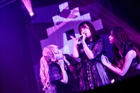 左から西井万理那、巫まろ、藍染カレン。（Photo by Masayo）