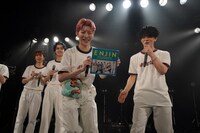 ニューシングル「Peace Summer / TREASURE」のジャケットを見せる中谷日向。