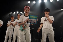 ニューシングル「Peace Summer / TREASURE」のジャケットを見せる中谷日向。