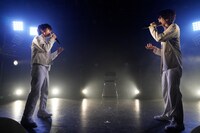 「To The Light」のパフォーマンスの様子。