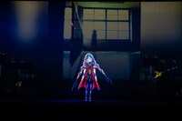 新衣装「金鶏」に身を包む花譜。