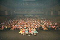 観客と記念撮影するクマリデパート。（Photo by Jumpei Yamada）