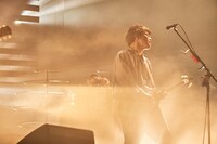 田辺由明（G, Cho）（撮影：酒井ダイスケ）