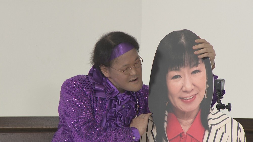 アインがドラマのポスター撮影現場を取材、ハイヒールリンゴのパネル使った対決も