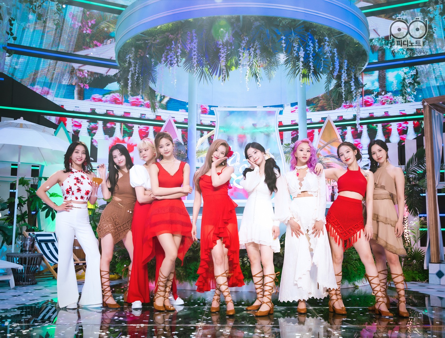 「Alcohol-Free」で「SBS人気歌謡」に出演したTWICE。