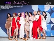 「Alcohol-Free」で「SBS人気歌謡」に出演したTWICE。