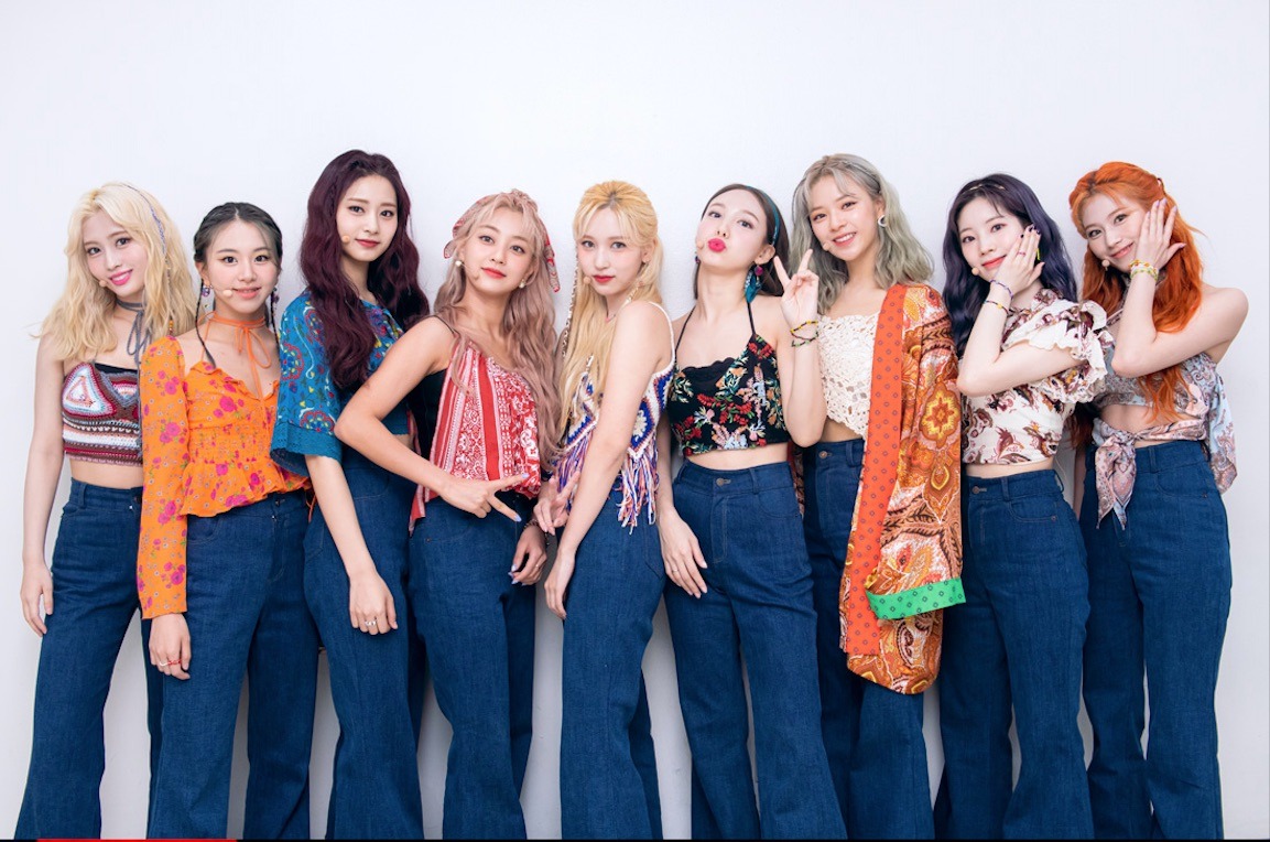 「MORE & MORE」で「SBS人気歌謡」に出演したTWICE。