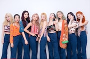 「MORE & MORE」で「SBS人気歌謡」に出演したTWICE。