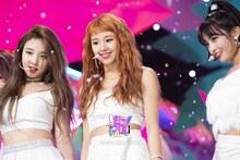 「Dance The Night Away」を披露するTWICE。