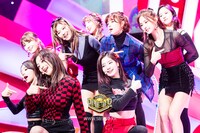 「LIKEY」を披露するTWICE。