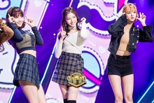 「LIKEY」を披露するTWICE。