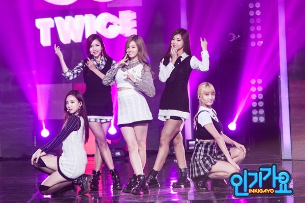 「Like OOH-AHH」を披露するTWICE。