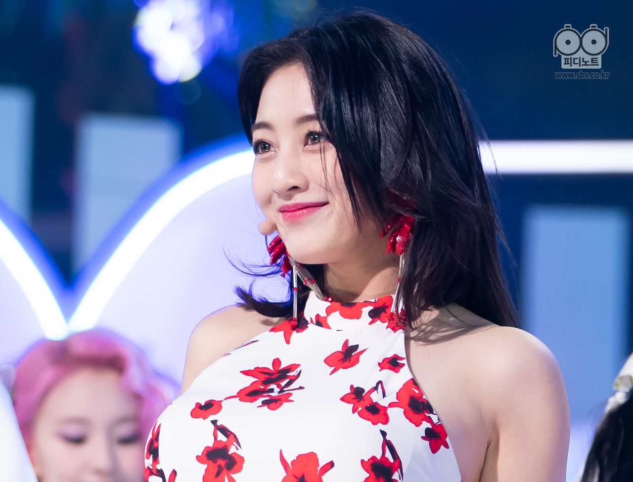 ジヒョ - TWICEにTELASAで酔いしれる、「人気歌謡」出演回をデビュー曲