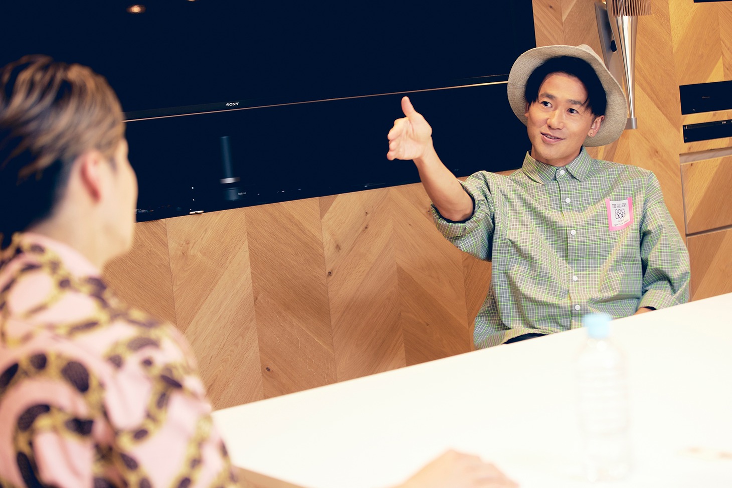 「RIKUちゃんはどうよ？」と切り返すナオト・インティライミさん（奥）。