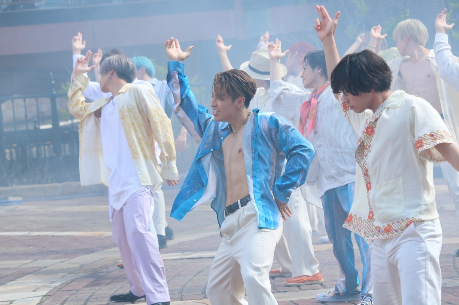 HEATWAVEのMV撮影にて！サビのダンスシーン昼の部ですね。この時腹ペコでヤバかった…（写真提供：RIKU）