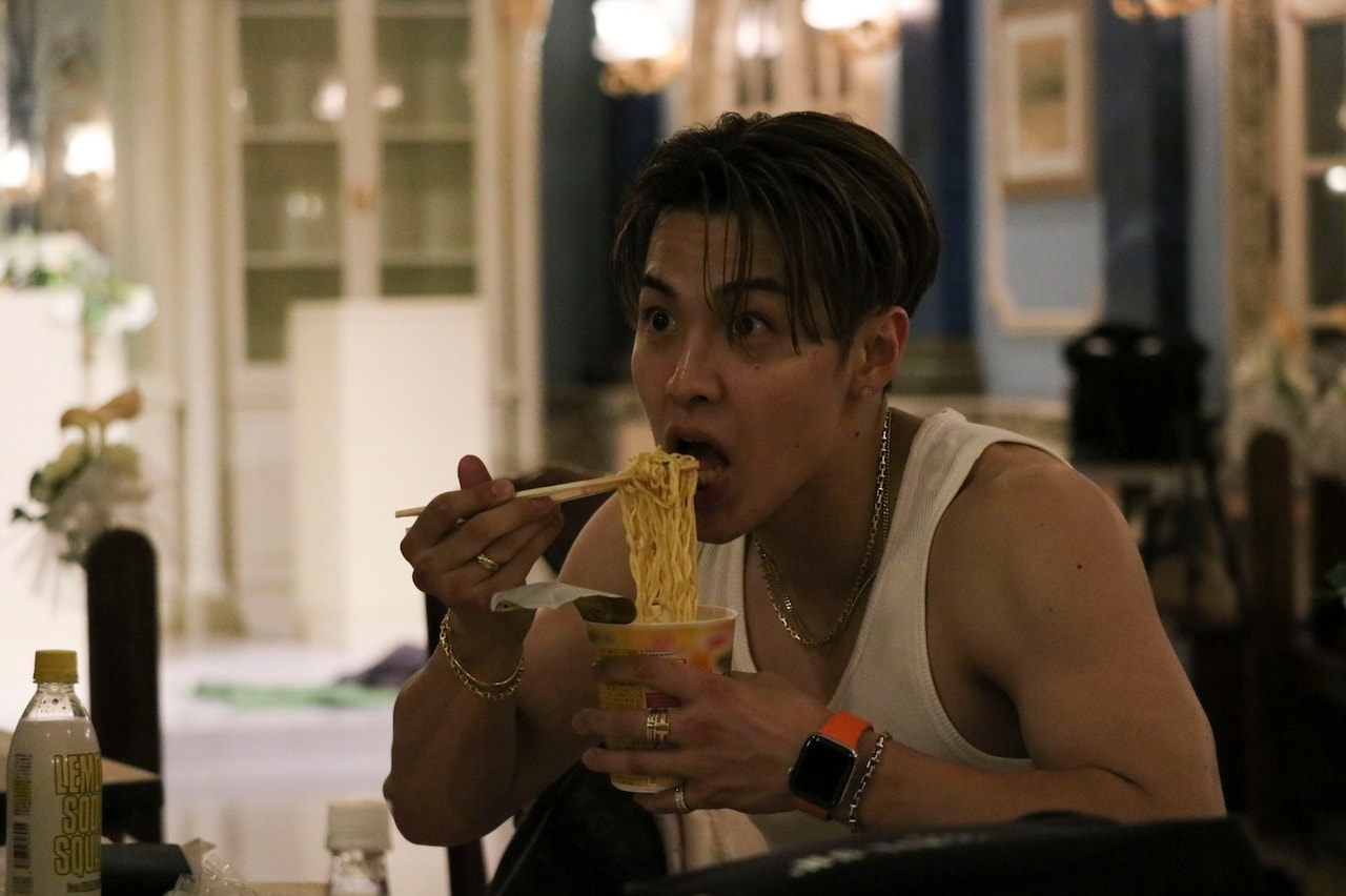 全ての撮影が終わり、カップラーメンを即座に食べる僕！ 美味すぎた…マネージャーが撮ってました。笑（写真提供：RIKU）