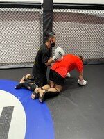 トレーナーのジェシー（タメ）とキックルールでスパーリングした時！ ローブロー喰らった。。。笑 ジェシーのパンチ速すぎて見えない…（写真提供：RIKU）