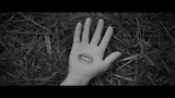 長谷川白紙 + 諭吉佳作/men「巣食いのて」ミュージックビデオのワンシーン。