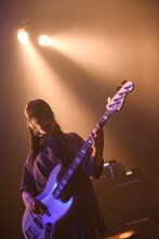 yonigeのごっきん（B, Cho）（Photo by MASANORI FUJIKAWA）