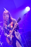 yonigeの牛丸ありさ（Vo, G）（Photo by MASANORI FUJIKAWA）