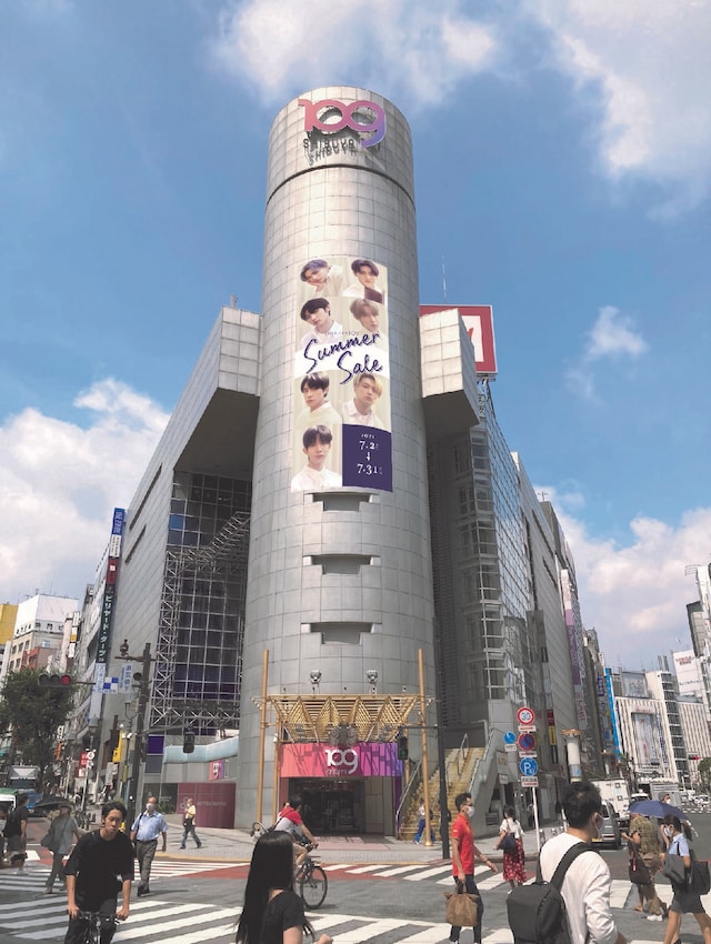 「ENHYPEN SHIBUYA109 SUMMER SALE」SHIBUYA109渋谷店シリンダー広告イメージ。