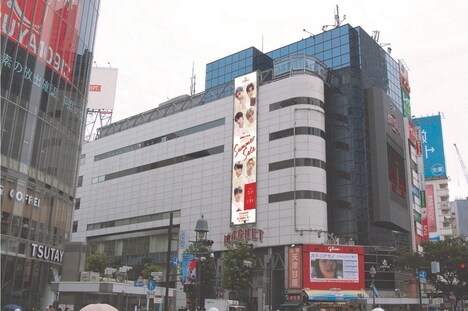 「ENHYPEN MAGNET by SHIBUYA109 SUMMER SALE」MAGNET by SHIBUYA109巨大広告イメージ。