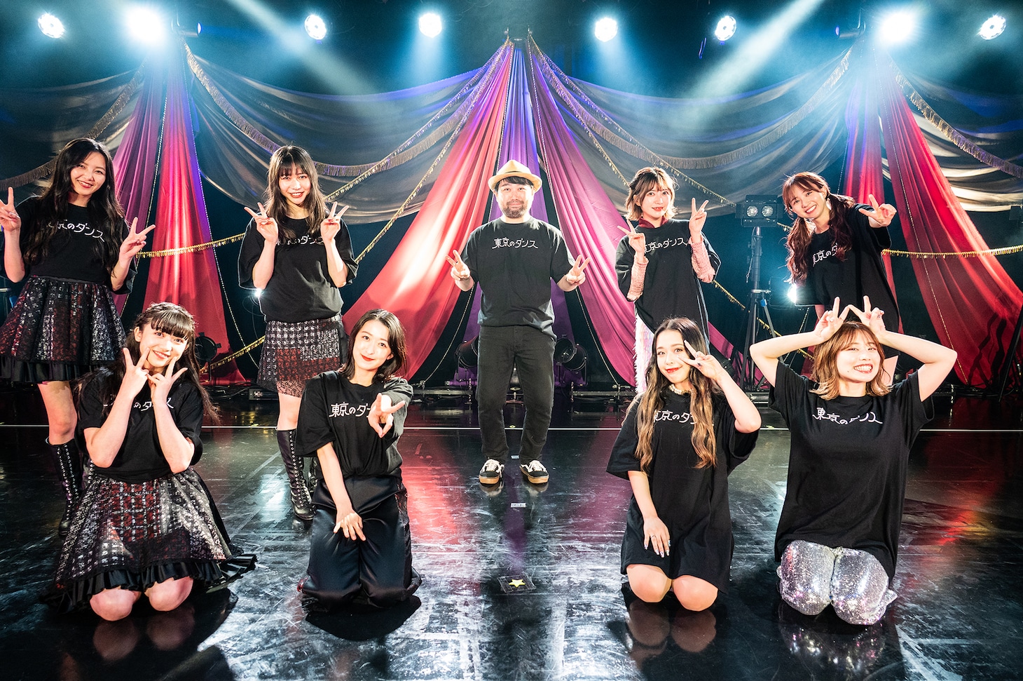 DJ新井俊也（中央）を囲む東京女子流（左）とフィロソフィーのダンス（右）。