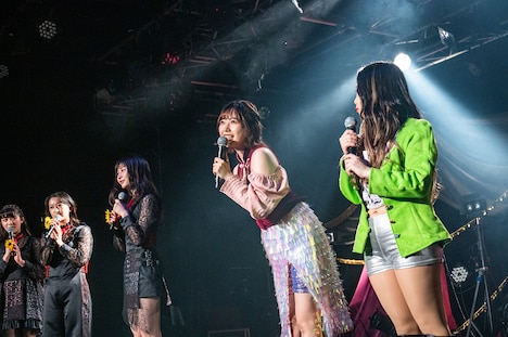 いちアイドルオタクとして喜びを爆発させるフィロのス・十束おとは（右から2番目）。