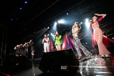 「東京のダンスでした！」と挨拶する東京女子流とフィロソフィーのダンス。