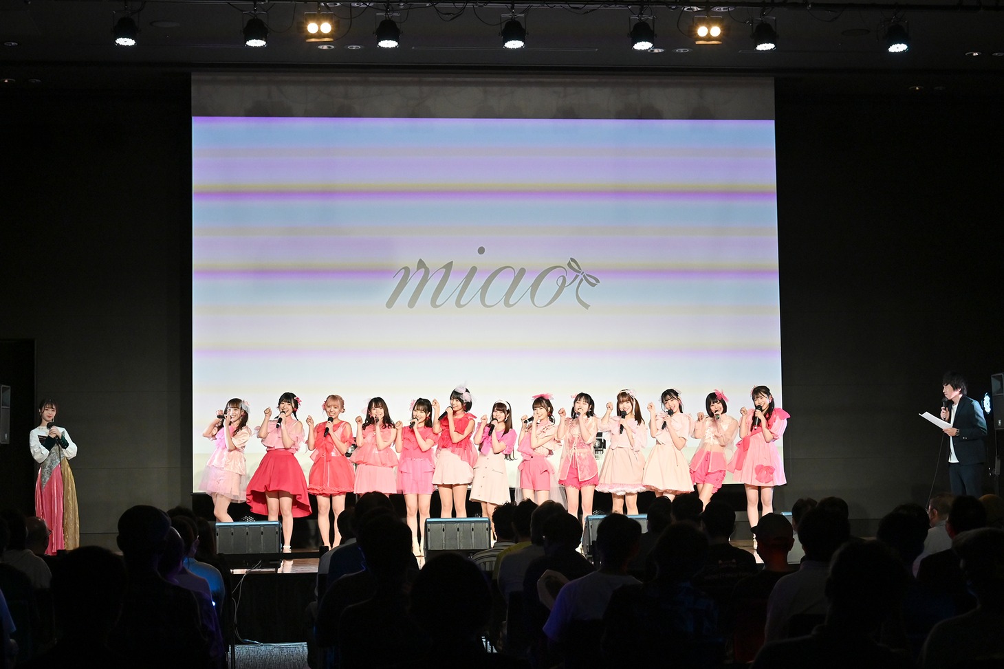 miaoによるお披露目ライブの様子。