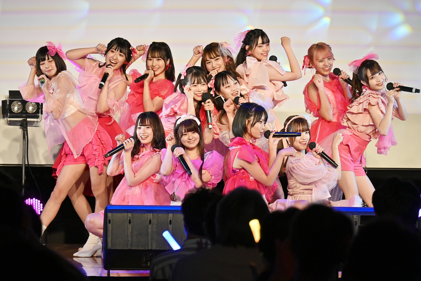 miaoによるお披露目ライブの様子。