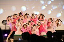 miaoによるお披露目ライブの様子。