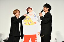 左から04 Limited SazabysのGEN（B, Vo）、BLUE ENCOUNTの田邊駿一（Vo, G）のパネル、THE ORAL CIGARETTESの山中拓也（Vo, G）。（Photo by AZUSA TAKADA）