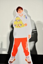 BLUE ENCOUNTの田邊駿一（Vo, G）のパネル。（Photo by AZUSA TAKADA）