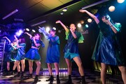 6人組の新アイドルグループ・innesがデビュー、パイセンのSAKA-SAMAやファンがハッピームードで歓迎