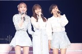 左から宮脇咲良、指原莉乃、兒玉遥。