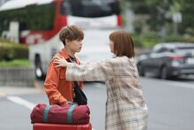 左から岩岡徹、本田翼。(c)日本テレビ