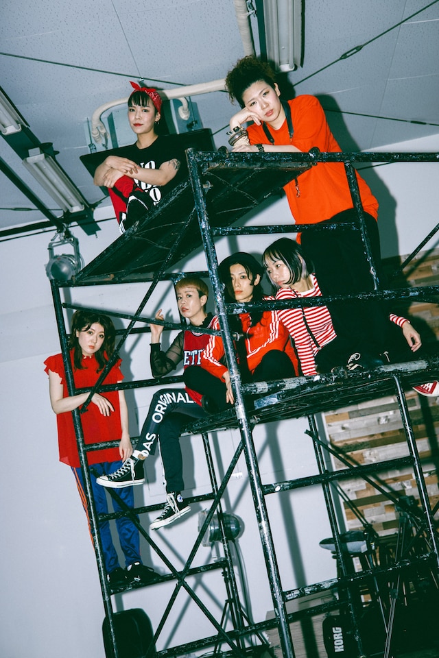 BimBamBoomと椿。（Photo by Aiko Oka）